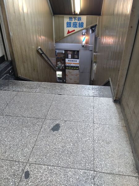 ファイル:Exit6toShinnakadoriStreet.jpg